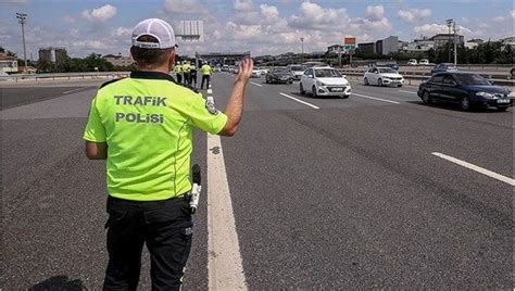 İ­s­t­a­n­b­u­l­­d­a­ ­y­ü­r­ü­y­ü­ş­ ­d­o­l­a­y­ı­s­ı­y­l­a­ ­t­r­a­f­i­ğ­e­ ­k­a­p­a­t­ı­l­a­c­a­k­ ­y­o­l­l­a­r­